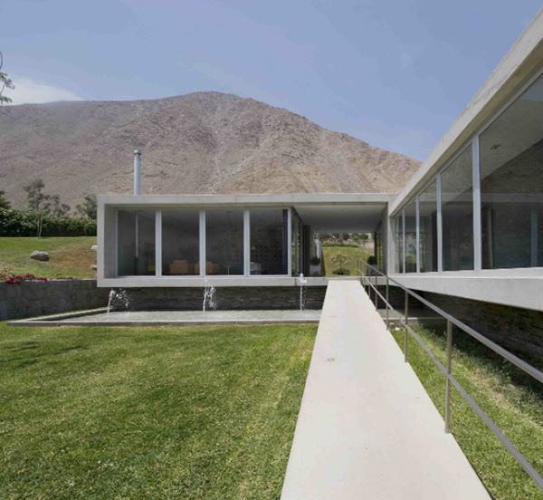 Concrete and Glass Home blends with the Andes