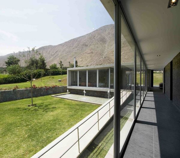 Concrete and Glass Home blends with the Andes