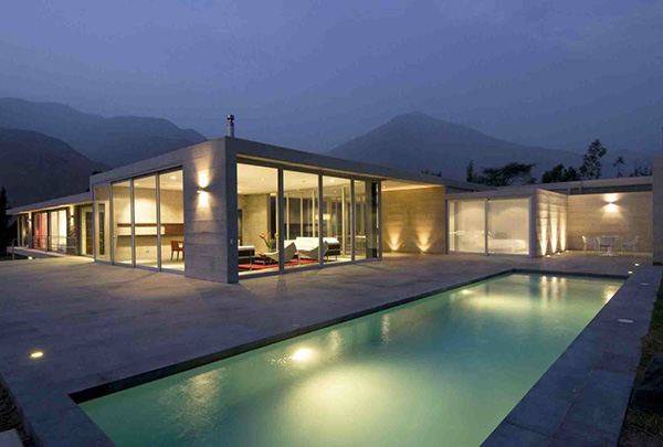 Concrete and Glass Home blends with the Andes