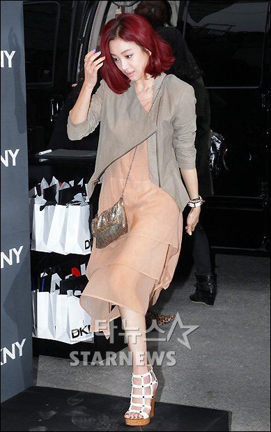 ซอฮยอน-ซูยอง (SNSD) พร้อมคนบันเทิง ร่วมงานแฟชั่น DKNY '2012 SS Fashion Show'