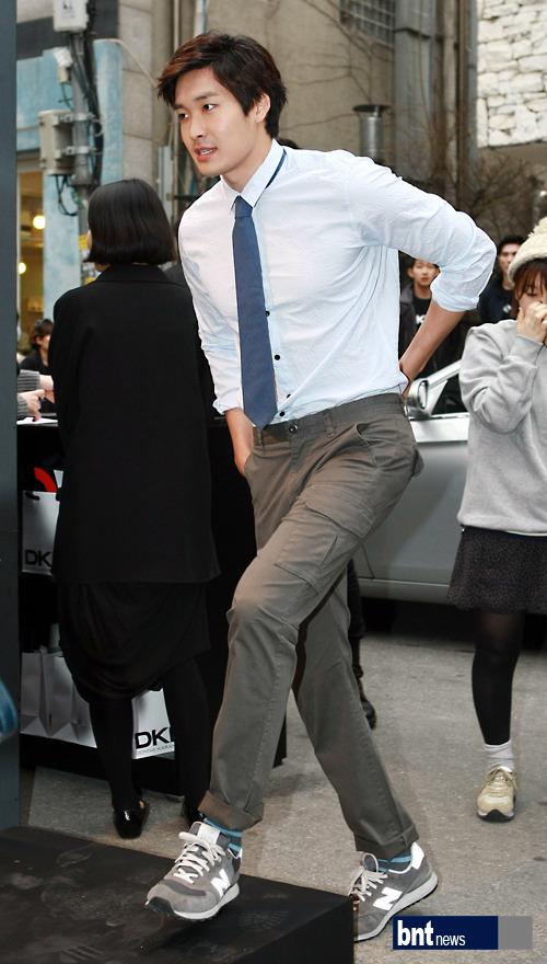 ซอฮยอน-ซูยอง (SNSD) พร้อมคนบันเทิง ร่วมงานแฟชั่น DKNY '2012 SS Fashion Show'