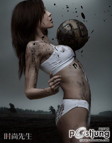 นักฟุตบอลหญิง (Female soccer player)