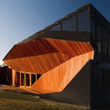 Modern Wooden Home Unfolds on Australia’s Beach