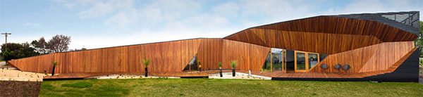 Modern Wooden Home Unfolds on Australia’s Beach