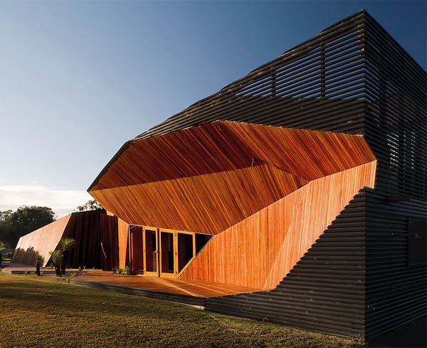 Modern Wooden Home Unfolds on Australia’s Beach