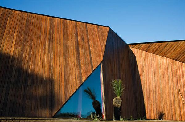 Modern Wooden Home Unfolds on Australia’s Beach