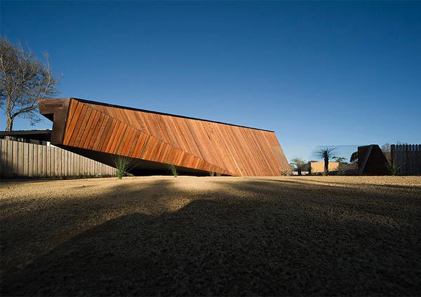 Modern Wooden Home Unfolds on Australia’s Beach