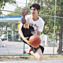 พอร์ช - มิกค์ จับคู่เล่นบาสฯ อวดฝีมือนักกีฬาเก่า - ฟรีไทม์.