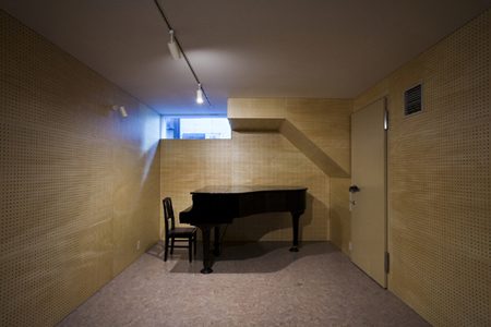 Japanese House Design – three-wall design houses 24 sound proof rooms!