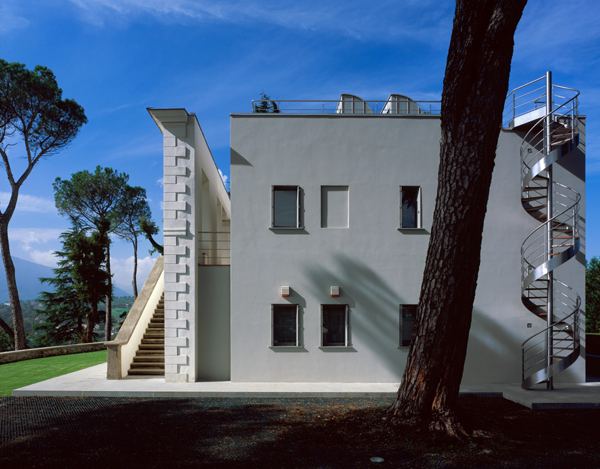 Modern Italian Villa Design Blends Old and New