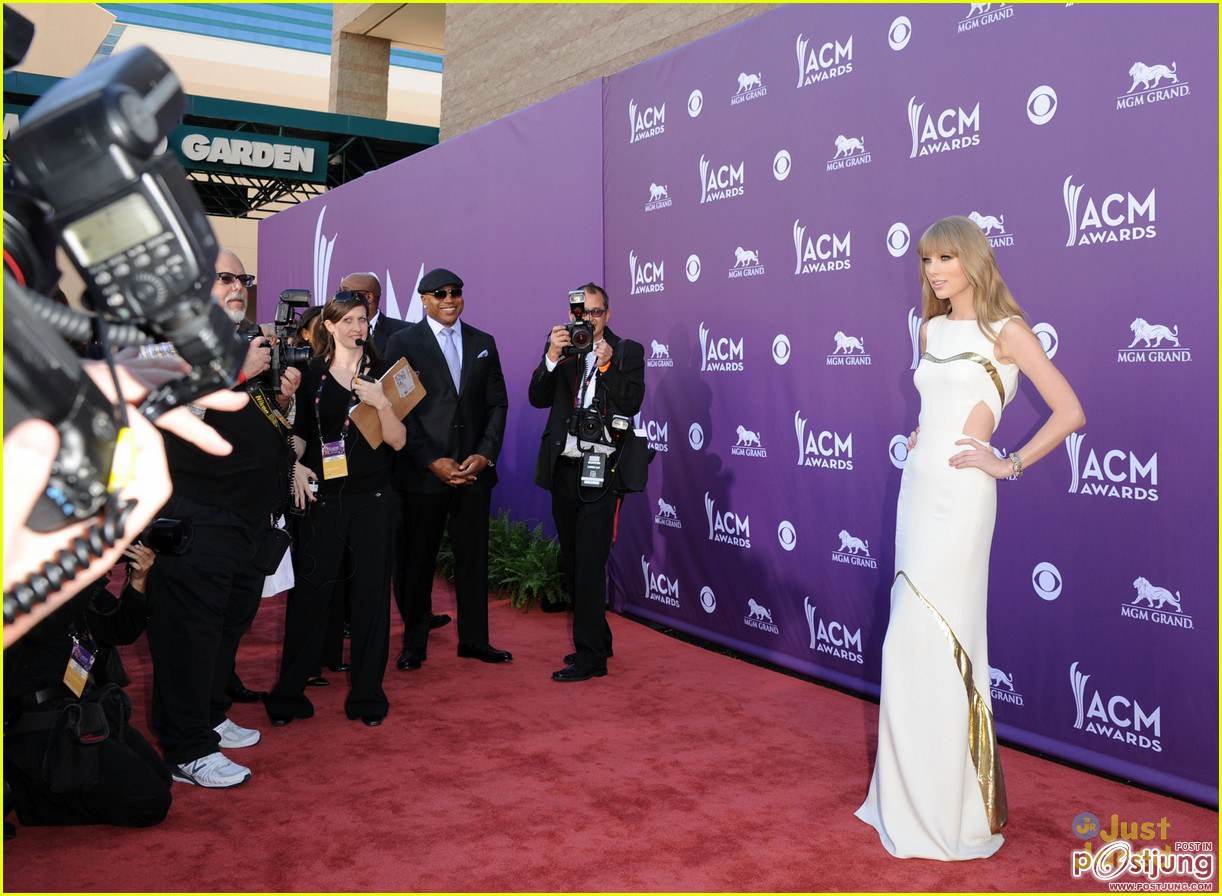 Taylor Swift shows off her slender figure as she arrives at the 2012 Academy Of Country Music Awards