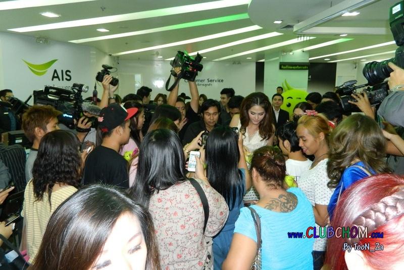 ชมพู่ อารยา งานเปิดตัวพรีเซ็นเตอร์ AIS"โครงการ อุ่นใจได้เแต้ม ปี4"