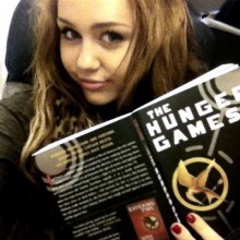 Miley Cyrus ก็อ่าน The Hunger Games น่ะ!...แหม แฟนเกล(Liam Hemsworth)ซะอย่าง ไม่อ่านได้ไง!