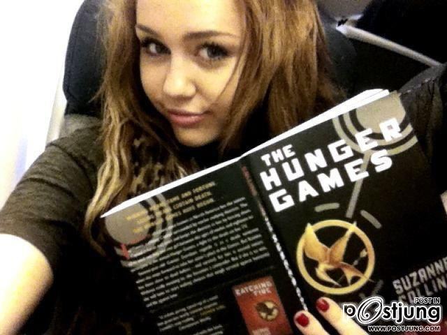 Miley Cyrus ก็อ่าน The Hunger Games น่ะ!...แหม แฟนเกล(Liam Hemsworth)ซะอย่าง ไม่อ่านได้ไง!