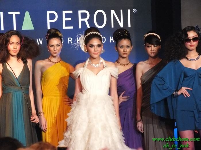 ชมพู่ อารยา  ในงาน  Evita Peroni Autumn 2012 Fashion Show