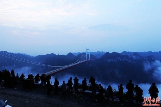 จีนเปิดสะพานแขวน ที่ยาวและสูงที่สุดในโลก