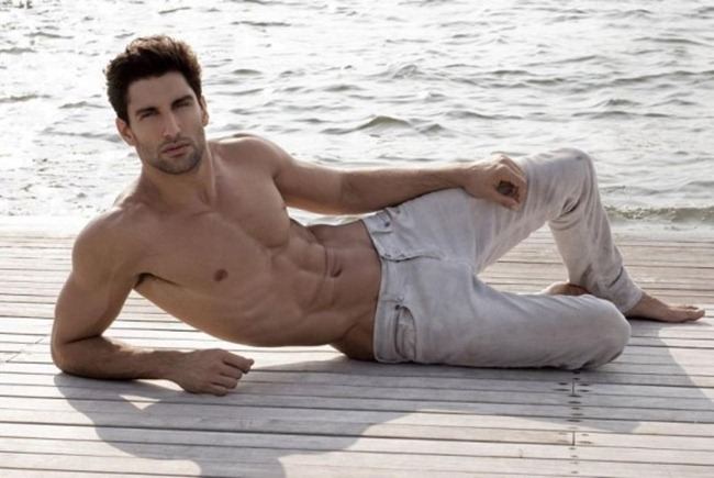 MASCULINE DOSAGE: ALEJANDRO SALGUEIRO BY PHOTOGRAPHER THOMAS SYNNAMON