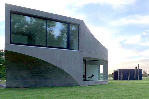 Concrete House in Argentina - a modern cast concrete sculpture!