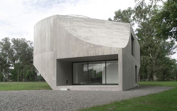 Concrete House in Argentina - a modern cast concrete sculpture!