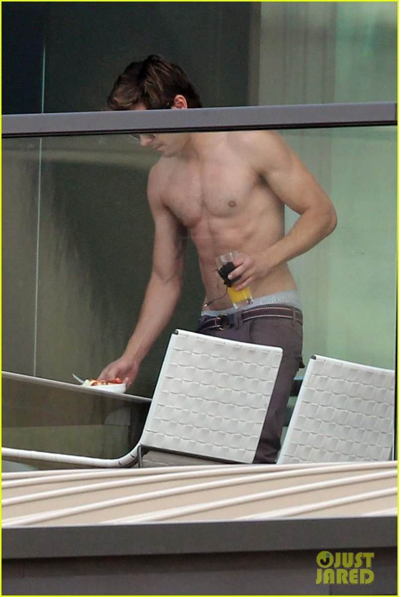 แอบถ่าย Zac Efron คัน....!!!