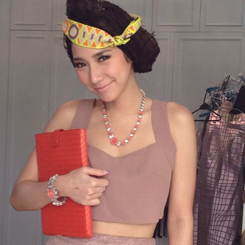 เสื้อเอวลอยโชว์สะดือ เทรนด์ฮิตของสาวฮอต