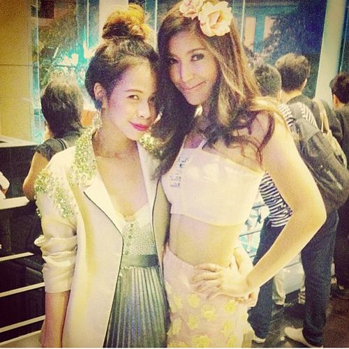 เสื้อเอวลอยโชว์สะดือ เทรนด์ฮิตของสาวฮอต