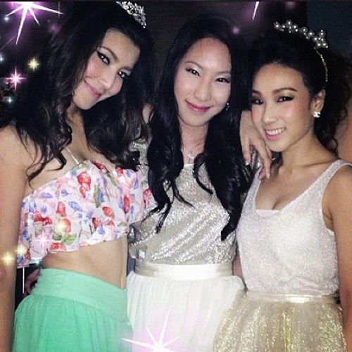 เสื้อเอวลอยโชว์สะดือ เทรนด์ฮิตของสาวฮอต