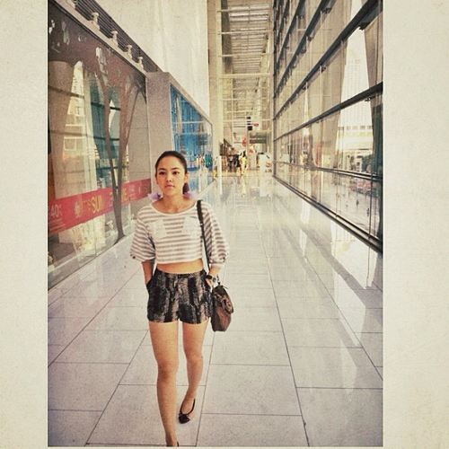 เสื้อเอวลอยโชว์สะดือ เทรนด์ฮิตของสาวฮอต