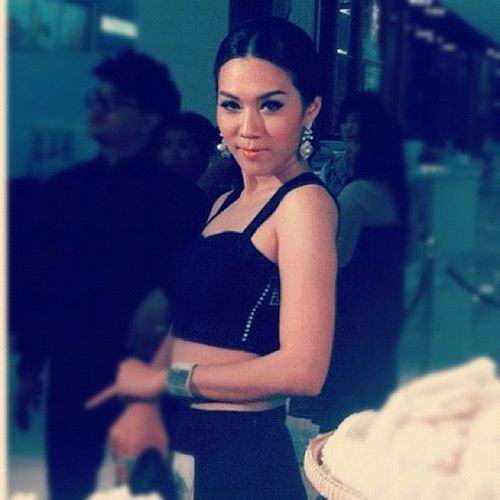 เสื้อเอวลอยโชว์สะดือ เทรนด์ฮิตของสาวฮอต