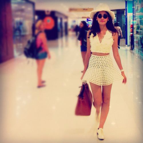 เสื้อเอวลอยโชว์สะดือ เทรนด์ฮิตของสาวฮอต