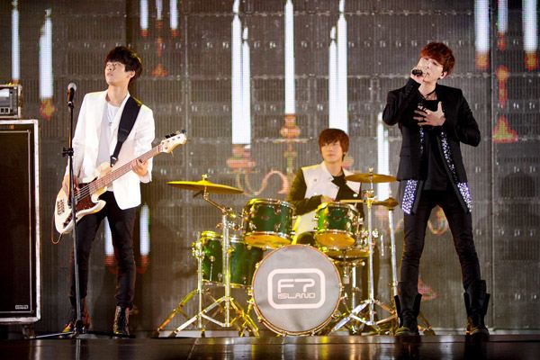 ประมวลภาพคอนเสิร์ต Korean Music Wave in Bangkok 2012