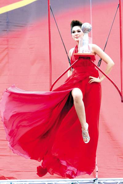 ชมพู่ พลอย 2ซุปเปอร์สตาร์ที่ร้อนแรง เจิดจรัสแห่งวงการ