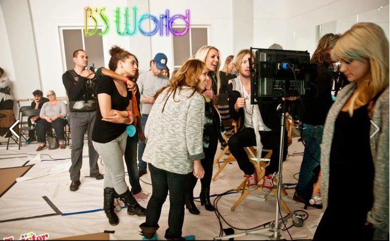 Britney Spears - ภาพล่าสุดจากกองถ่ายโฆษณาเกมส์เต้น TWISTER