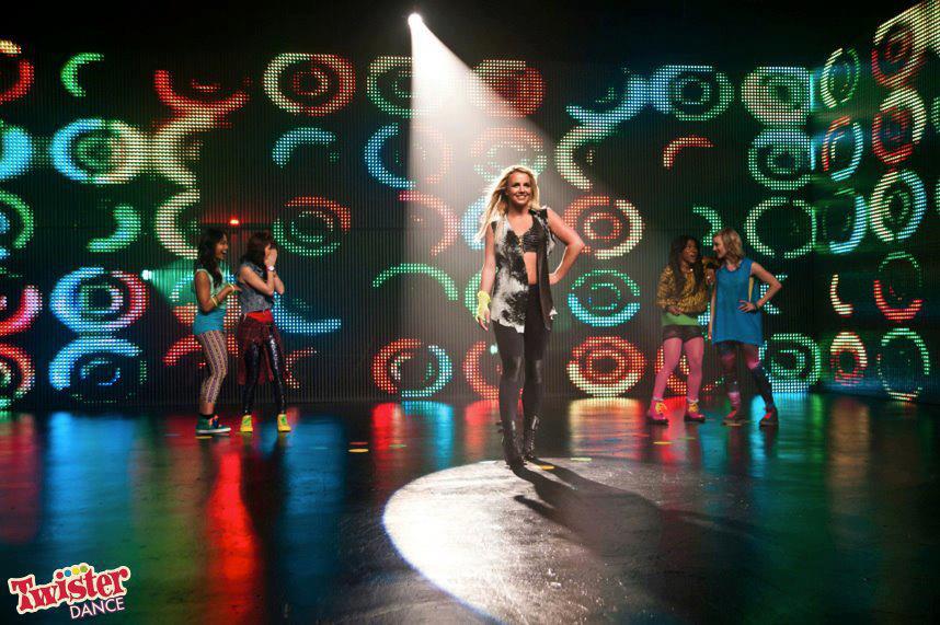 Britney Spears - ภาพล่าสุดจากกองถ่ายโฆษณาเกมส์เต้น TWISTER