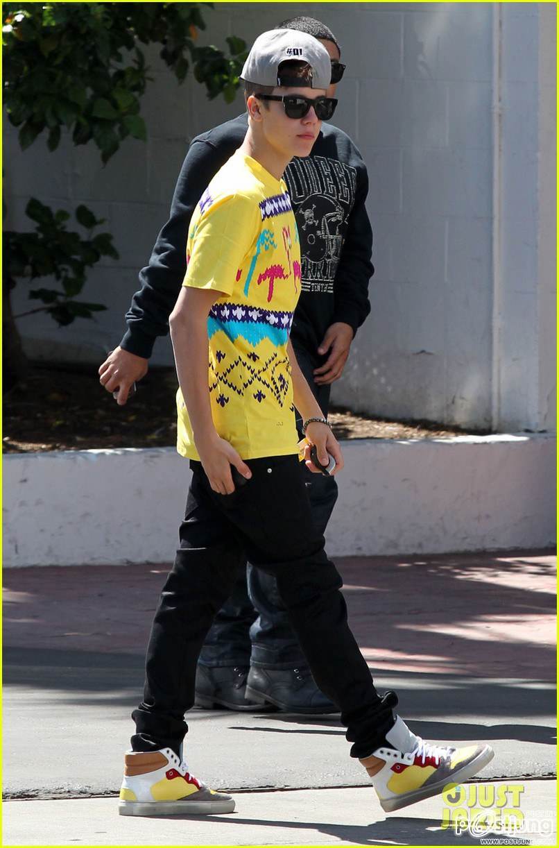 Justin Bieber wears a flamingo t-shirt while arriving at the Beverly Hilton Hotel on Tuesday (April