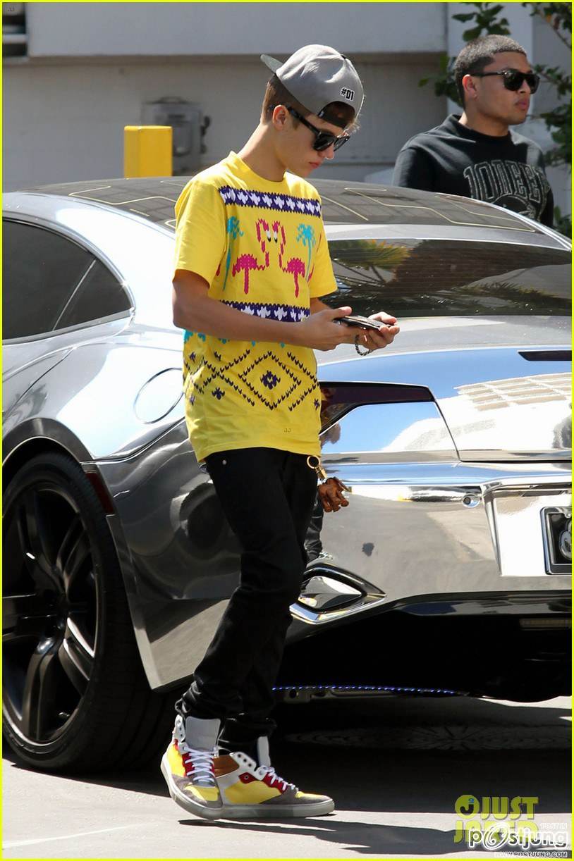 Justin Bieber wears a flamingo t-shirt while arriving at the Beverly Hilton Hotel on Tuesday (April