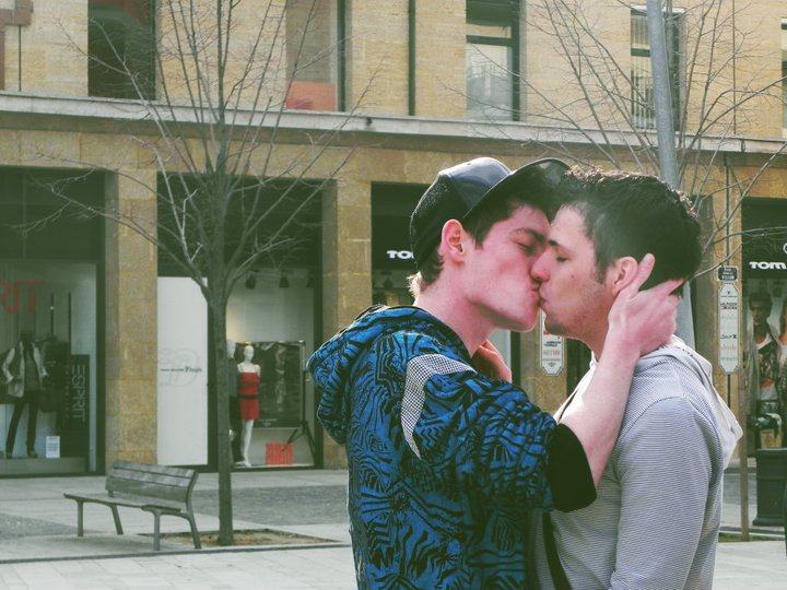 ด้วยรักและจูบ