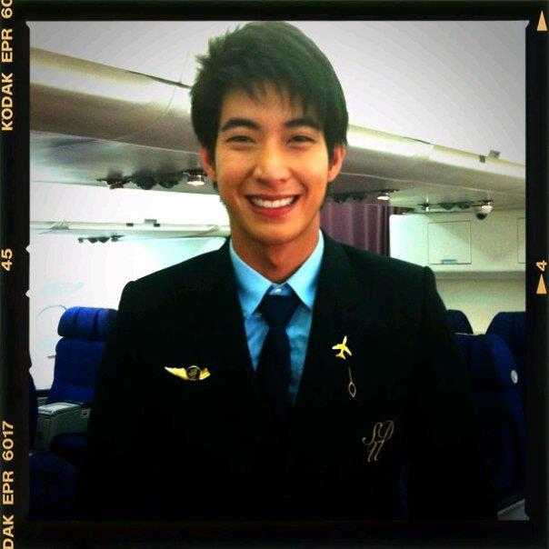 โตโน่ในชุดทำงานธุรกิจการบิน