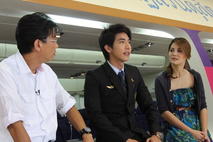 โตโน่ในชุดทำงานธุรกิจการบิน