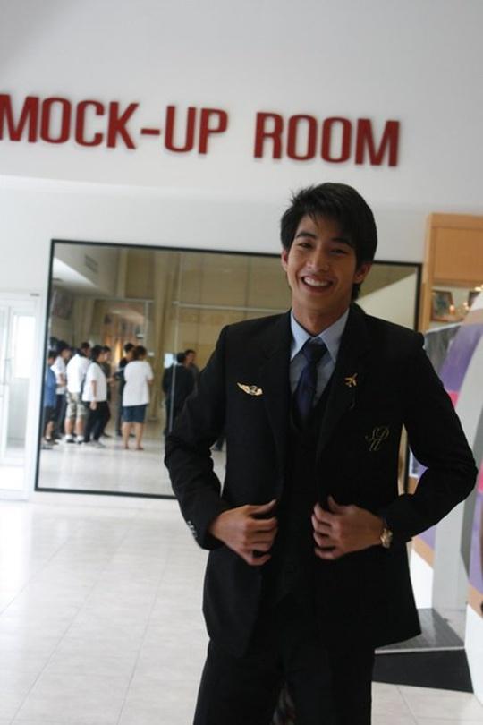 โตโน่ในชุดทำงานธุรกิจการบิน