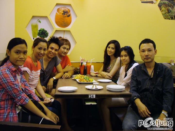 งานพี่ยุ้ยยังไม่เสร็จดีเลย กลัวแฟนคลับหิว ให้มาสั่งกินกันก่อนเลย อาหารยังมาไม่หม