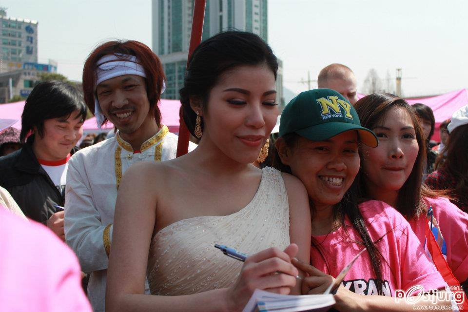 หนูแหวน กับงานสงกรานต์ เกาหลี 2012