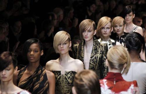 ผมแสกข้างหวีปัดเฉียงปิดหน้าผาก ดูง่ายแต่เก๋ไก๋