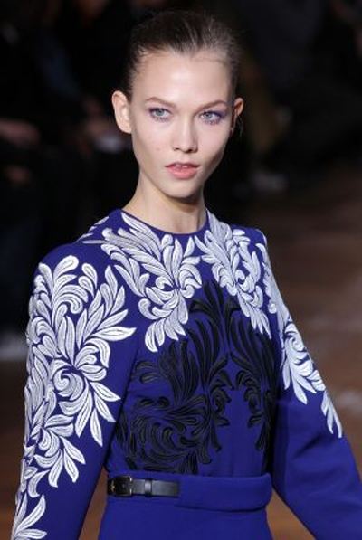 อายแชว์โดว์สีม่วงปักที่แนวขนตาด้านล่าง