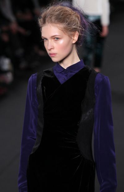 รวบผมยุ่ง ๆ ดูแคชชวล ให้ลุคสบาย ๆ เซอร์นิด ๆ