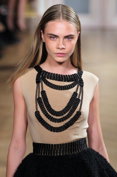 สวยคลาสสิคตลอดกาลด้วยการแสกกลาง