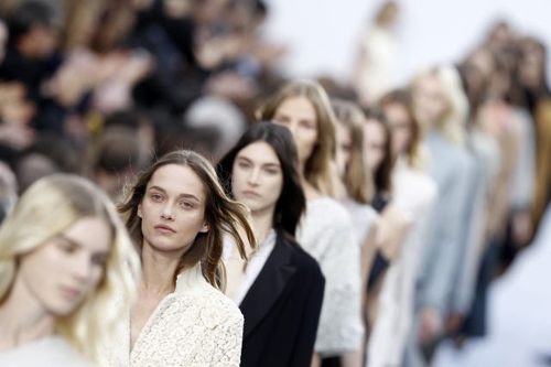 ผมพลิ้วไหวปล่อยตามสบายเป็นธรรมชาติ