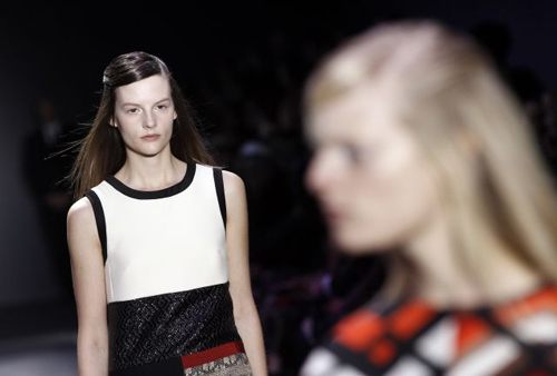 เรียบร้อย ด้วยการหวีเรียบแล้วติดกิ๊บ