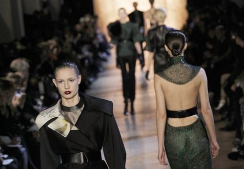 รวบผมดึงให้เรียบเป๊ะ ตามติดด้วยลิปสติกสีแดงเข้ม