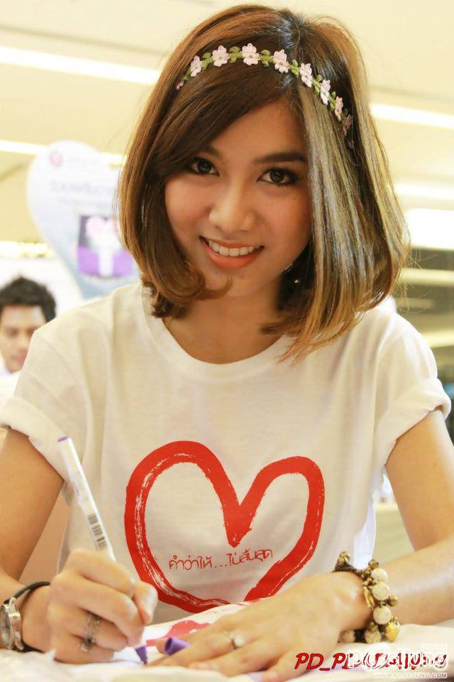 กิ่ง เหมือนแพร (เดอะสตาร์5)งานขายเสื้อที่Paragon